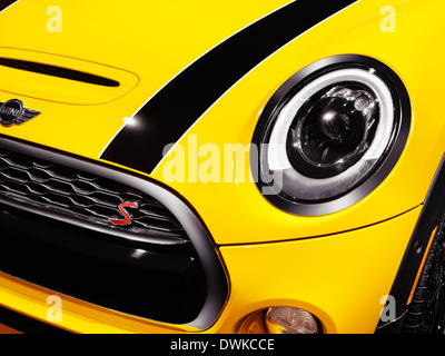 Gelb 2014 Mini Cooper S Closeup Auto Detail, Scheinwerfer und Motorhaube Stockfoto