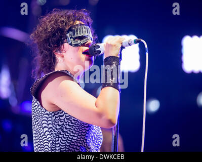 Auburn Hills, Michigan, USA. 10. März 2014. Sängerin REGINE CHASSAGNE von Arcade Fire führt am Palace of Auburn Hills. Bildnachweis: Marc Nader/ZUMA Wire/ZUMAPRESS.com/Alamy Live-Nachrichten Stockfoto