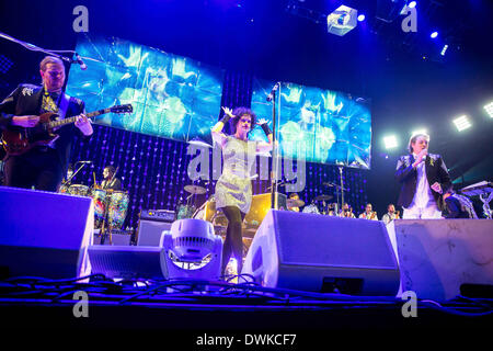 Auburn Hills, Michigan, USA. 10. März 2014. Arcade Fire, die Durchführung der Reflektor-Tour auf den Palace of Auburn Hills in Auburn Hills, Michigan am 10. März 2014 Credit: Marc Nader/ZUMA Wire/ZUMAPRESS.com/Alamy Live News Stockfoto