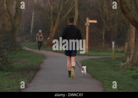 Peterborough, Cambridgeshire, Großbritannien. 10. März 2014.  Eine schöne morgens kurz nach Sonnenaufgang am Ferry Wiesen, Peterborough, Cambridgeshire, als eine Person ist für einen Lauf mit seinem Hund. Bild: Paul Marriott Fotografie/Alamy Live-Nachrichten Stockfoto