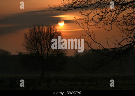 Peterborough, Cambridgeshire, Großbritannien. 10. März 2014.  Verdecken Sie eines schönen Morgens kurz nach Sonnenaufgang am Ferry Wiesen, Peterborough, Cambridgeshire, als Wolken Teil der Sonne. Bild: Paul Marriott Fotografie/Alamy Live-Nachrichten Stockfoto