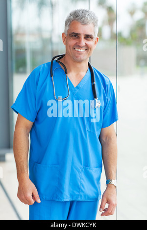 gut aussehend leitender Arzt im Krankenhaus Stockfoto