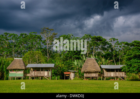 Dorf im Yasuni Nationalpark, Ecuador Stockfoto