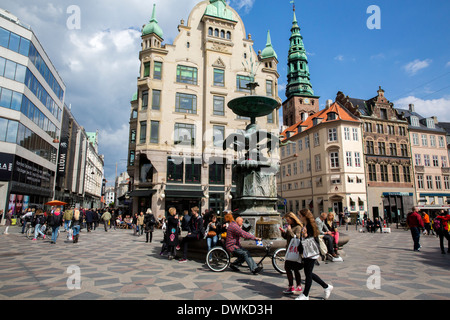 Die Fußgängerzone rund um die Storkespringvandet-Statue in Kopenhagen. Stockfoto
