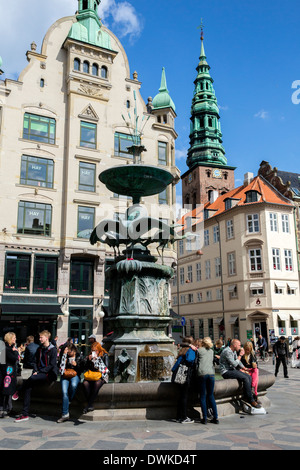 Die Fußgängerzone rund um die Storkespringvandet-Statue in Kopenhagen. Stockfoto