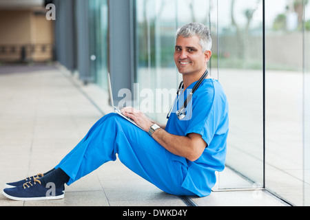 leitende medizinische Arbeiter sitzen im Krankenhaus Stock und Laptopcomputer Stockfoto