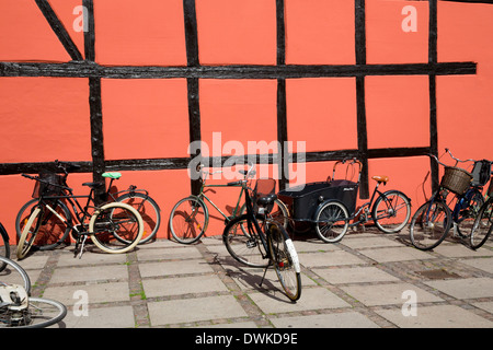 Fahrräder parken gegen bunte Wand in Kopenhagen Stockfoto