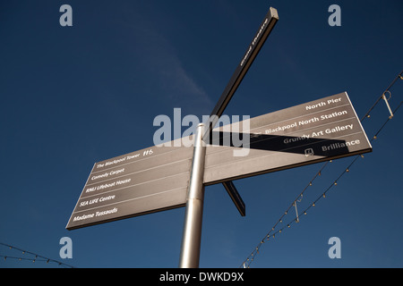 Straßenschilder zu verschiedenen Zielen. Blackpool, wo neue touristische Beschilderung und vor kurzem errichtet, Lancashire, Großbritannien. Stockfoto