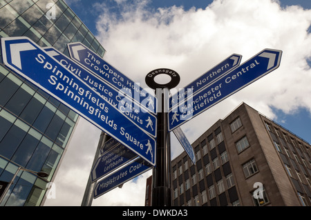 Straßenschilder zu verschiedenen Zielen. Touristische Beschilderung und Richtungen Deansgate, Manchester, UK Stockfoto