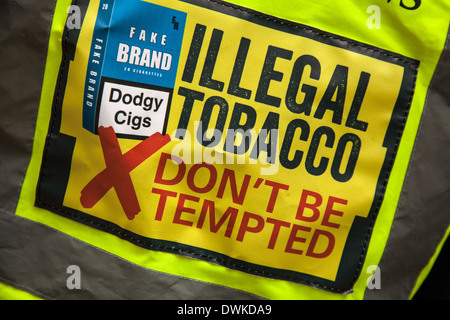 Gefälschte Marke illegal Tobacco - nicht versucht sein   Hallo-vis-Shirt, um den Kauf von illegalen Importen von fragwürdigen Zigarren abzuschrecken, Manchester City Centre, Großbritannien Stockfoto