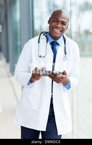 fröhliche afrikanische amerikanische Arzt mit TabletPC Stockfoto