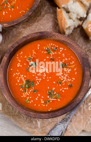 Tomaten Suppe pürieren in Holzschale auf zerkleinerte braune Papiertüte Stockfoto