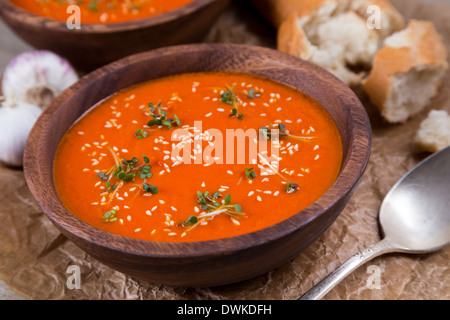 Tomaten Suppe pürieren in Holzschale auf zerkleinerte braune Papiertüte Stockfoto