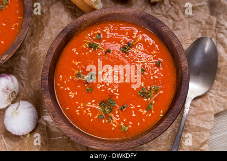 Tomaten Suppe pürieren in Holzschale auf zerkleinerte braune Papiertüte Stockfoto