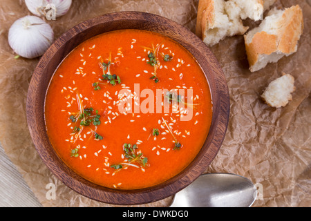 Tomaten Suppe pürieren in Holzschale auf zerkleinerte braune Papiertüte Stockfoto