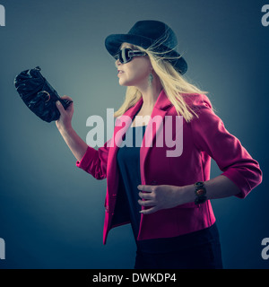 Urbane Reife Frau trägt eine Sonnenbrille und Hut, Studio gedreht Stockfoto