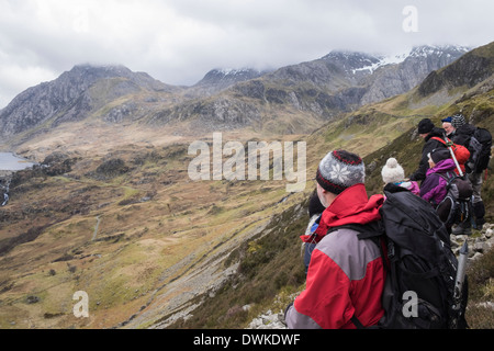 Wanderer auf den unteren Hängen des Y Garn über Nant Ffrancon betrachten, Ogwen Valley in Snowdonia National Park Wales UK Großbritannien Stockfoto