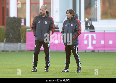 München, Deutschland. 10. März 2014. FC Bayern Trainer Josep Pep Guardiola (L) und Fitness-Coach Lorenzo Buenaventura führen eine Champions-League-Trainingseinheit des FC Bayern München in der Club Trainingsgelände in Saebener Straße in München, Deutschland, 10. März 2014. Foto: Revierfoto-NO WIRE SERVICE/KEIN BILDFUNK-/ Dpa/Alamy Live News Stockfoto