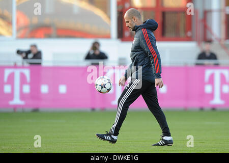 München, Deutschland. 10. März 2014. FC Bayern Trainer Josep Pep Guardiola führt eine Champions-League-Trainingseinheit des FC Bayern München in der Club Trainingsgelände in Saebener Straße in München, Deutschland, 10. März 2014. Foto: Revierfoto-NO WIRE SERVICE/KEIN BILDFUNK-/ Dpa/Alamy Live News Stockfoto