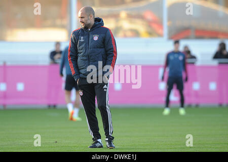 München, Deutschland. 10. März 2014. FC Bayern Trainer Josep Pep Guardiola führt eine Champions-League-Trainingseinheit des FC Bayern München in der Club Trainingsgelände in Saebener Straße in München, Deutschland, 10. März 2014. Foto: Revierfoto-NO WIRE SERVICE/KEIN BILDFUNK-/ Dpa/Alamy Live News Stockfoto