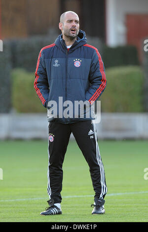 München, Deutschland. 10. März 2014. FC Bayern Trainer Josep Pep Guardiola führt eine Champions-League-Trainingseinheit des FC Bayern München in der Club Trainingsgelände in Saebener Straße in München, Deutschland, 10. März 2014. Foto: Revierfoto-NO WIRE SERVICE/KEIN BILDFUNK-/ Dpa/Alamy Live News Stockfoto