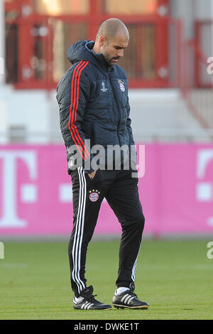 München, Deutschland. 10. März 2014. FC Bayern Trainer Josep Pep Guardiola führt eine Champions-League-Trainingseinheit des FC Bayern München in der Club Trainingsgelände in Saebener Straße in München, Deutschland, 10. März 2014. Foto: Revierfoto-NO WIRE SERVICE/KEIN BILDFUNK-/ Dpa/Alamy Live News Stockfoto