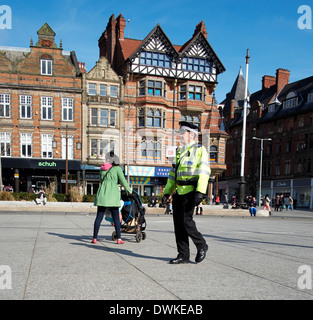 Polizei Community unterstützen Offizier patrouillierenden Nottingham Stadtzentrum England uk Stockfoto