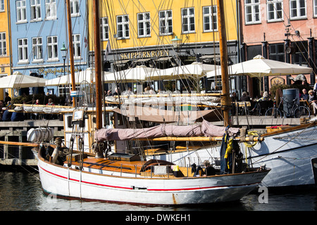 Yachten ankern entlang des Kanals in Nyhavn Kopenhagen Stockfoto