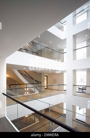 Aldwich House, London, Vereinigtes Königreich. Architekt: Morey Smith, 2013. Innenansicht der wichtigsten Atrium. Stockfoto