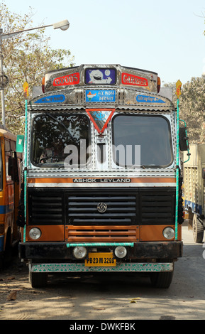 LKW wartet auf eine neue Ladung in der Nähe von Kolkata Blumenmarkt am 9. Februar 2014. Stockfoto