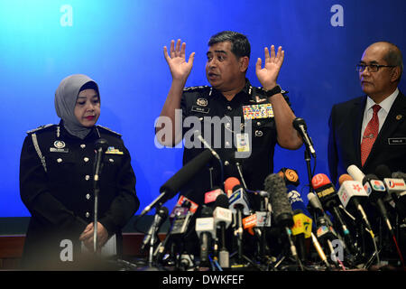 Kuala Lumpur, Malaysia. 11. März 2013. Tan Sri Khalid Abu Bakar (Mitte) der neugewählte Generalinspekteur der Polizei (IGP) beantworten Fragen, während die Presse Confrence am vierten Tag der fehlenden Malaysia Airlines Flugzeug, MH370 in Sepang, außerhalb Kuala Lumpur, Malaysia, Dienstag, 11. März 2014. Der Suchvorgang für die fehlenden Malaysia Airlines MH370 vorsah hat 34 Flugzeuge und 40 Schiffe aus verschiedenen Ländern für ein 50-nautische Meilenradius unter dem Gesichtspunkt, dass das Flugzeug von den Radarschirmen zwischen Malaysia und Vietnam verschwunden weiter nach ihrem verschwinden seit Samstag. Stockfoto