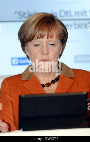 Die weltweit größte Computer Messe CeBIT begann am Montag, 10.03.2014 in Hannover mit der traditionellen Tour von Bundeskanzlerin Angela Merkel mit der britische Premierminister David Cameron, Leiter des diesjährigen Partner Großbritannien. Stockfoto
