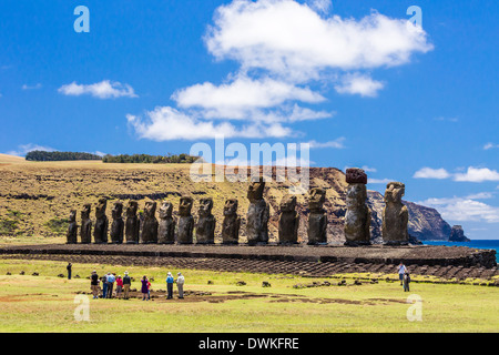 Touristen auf den 15 Moai Kultstätte der Ahu Tongariki auf Ostern Insel (Isla de Pascua), UNESCO-Website, Chile, Südamerika Stockfoto