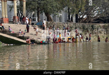 Morgenritual am Fluss Hoogly(Ganges) in Ghat in der Nähe von Dakshineswar Kali Tempel, Kolkata, Westbengalen, Indien Stockfoto