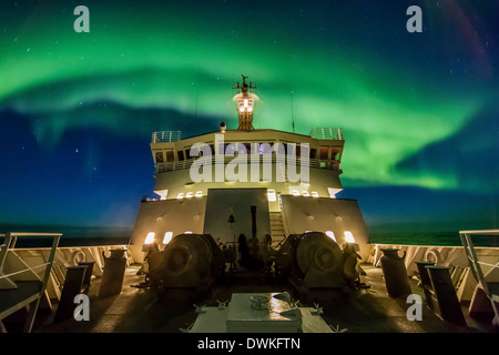 Aurora Borealis (Nordlicht) über dem Lindblad Expeditions-Schiff in der Hudson Strait, Nunavut, Kanada Stockfoto