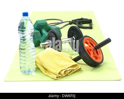 Eine Gruppe von Sonnenschirmständer, ausüben, Rad, Kabel, Handtuch und Flasche Wasser bei grünen Fitness-Matte Stockfoto