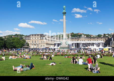 Menschen genießen die Jazz Open Festival am Schlossplatz-Platz, Stuttgart, Baden-Württemberg, Deutschland, Europa Stockfoto