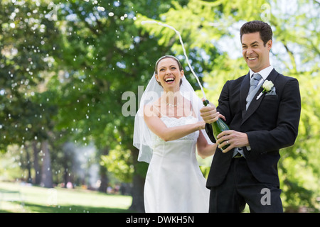 Brautpaar Knallende Korken Champagner Stockfoto