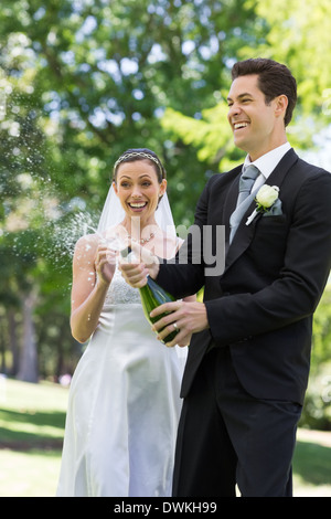 Brautpaar Knallende Korken Champagner Stockfoto