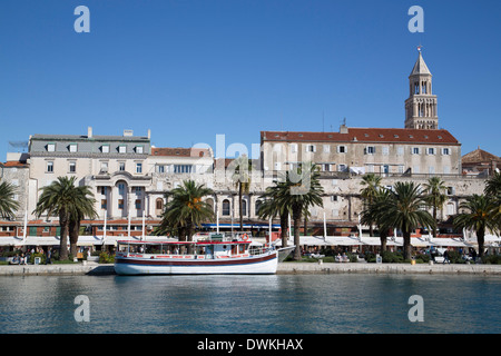 Die Riva in den Vordergrund und Cathedral of St. Dominus Tower im Hintergrund, Hafen Split, Split, Dalmatien, Kroatien, Europa Stockfoto