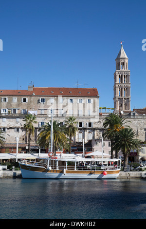 Die Riva in den Vordergrund und Cathedral of St. Dominus Tower im Hintergrund, Hafen Split, Split, Dalmatien, Kroatien, Europa Stockfoto