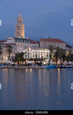 Die Riva in den Vordergrund und Cathedral of St. Dominus Tower im Hintergrund bei Sonnenuntergang, Hafen Split, Split, Dalmatien, Kroatien Stockfoto