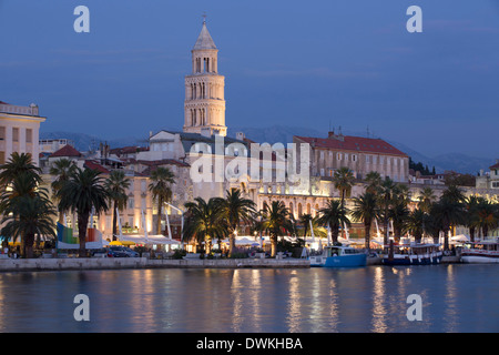 Die Riva in den Vordergrund und Cathedral of St. Dominus Tower im Hintergrund bei Sonnenuntergang, Hafen Split, Split, Dalmatien, Kroatien Stockfoto