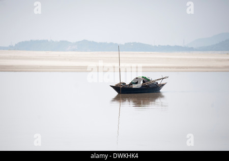 Hölzerne Fischerboote vertäut am Brahmaputra Fluss, Assam, Indien, Asien Stockfoto