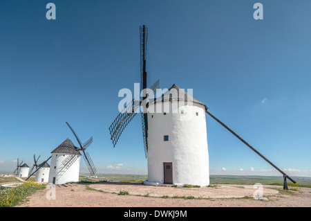 Typische spanische Windmühlen im Alcazar de San Juan Stockfoto