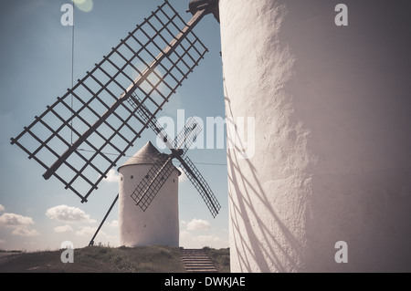 Typische spanische Windmühlen im Alcazar de San Juan Stockfoto