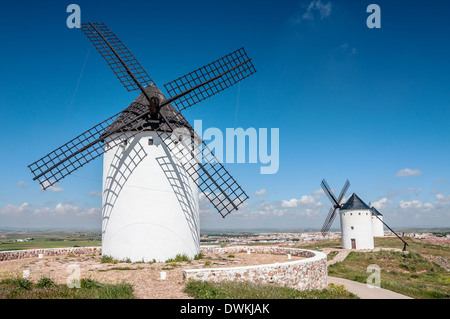 Typische spanische Windmühlen im Alcazar de San Juan Stockfoto