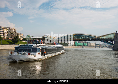 Flusskreuzfahrt Schiff auf der Moskwa (Moskwa), Moskau, Russland, Europa Stockfoto