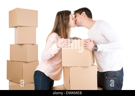 Glückliches Paar küssen über Boxen im neuen Haus Wohnung Stockfoto