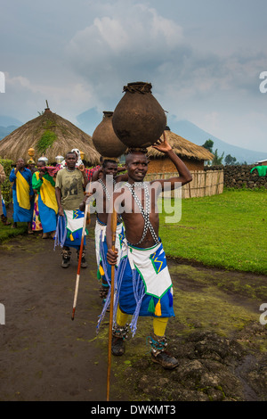 Zeremonie der ehemalige Wilderer im Virunga Nationalpark, Ruanda, Afrika Stockfoto